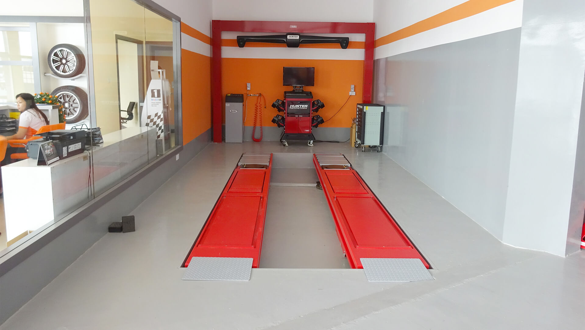 Orange Auto wheel alignment stand Dubai